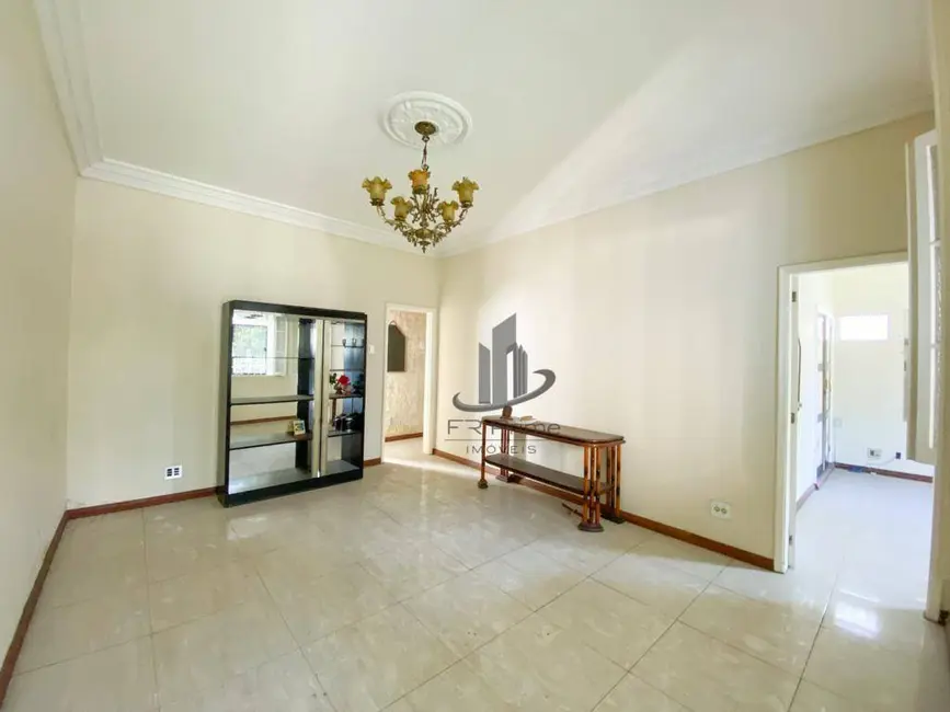 Casa com 4 quartos à venda, 280m2 em Vila Santa Cecília, Volta Redonda - RJ - imagem 3 Foto 3 de Casa com 4 quartos à venda, 280m2 em Vila Santa Cecília, Volta Redonda - RJ