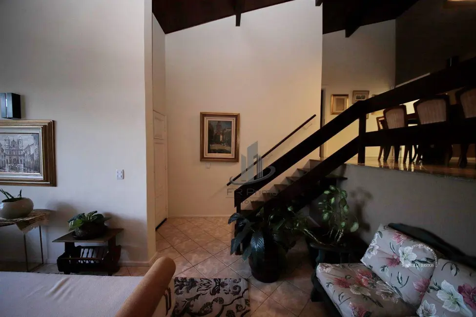 Casa com 3 quartos à venda, 1200m2 em Sessenta, Volta Redonda - RJ - imagem 5 Foto 5 de Casa com 3 quartos à venda, 1200m2 em Sessenta, Volta Redonda - RJ
