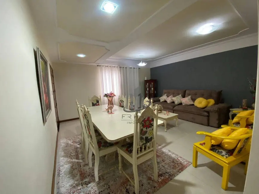 Casa com 4 quartos à venda, 270m2 em Jardim Belvedere, Volta Redonda - RJ - imagem 8 Foto 8 de Casa com 4 quartos à venda, 270m2 em Jardim Belvedere, Volta Redonda - RJ