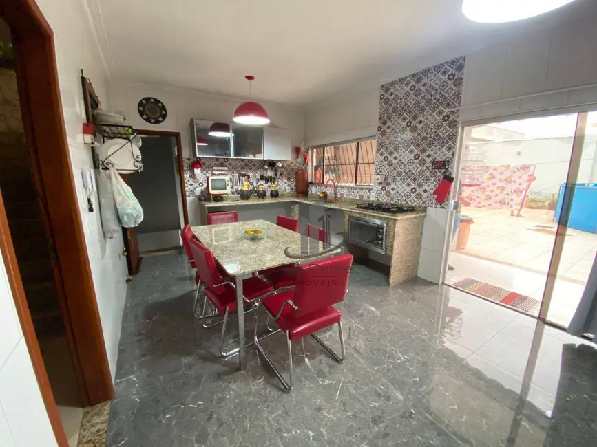 Casa com 4 quartos à venda, 270m2 em Jardim Belvedere, Volta Redonda - RJ - imagem 4 Foto 4 de Casa com 4 quartos à venda, 270m2 em Jardim Belvedere, Volta Redonda - RJ