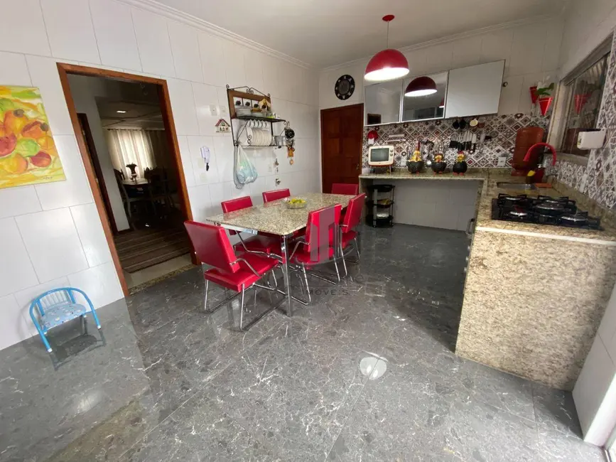 Casa com 4 quartos à venda, 270m2 em Jardim Belvedere, Volta Redonda - RJ - imagem 3 Foto 3 de Casa com 4 quartos à venda, 270m2 em Jardim Belvedere, Volta Redonda - RJ