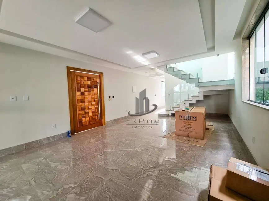 Casa com 3 quartos à venda, 225m2 em Jardim Belvedere, Volta Redonda - RJ - imagem 5 Foto 5 de Casa com 3 quartos à venda, 225m2 em Jardim Belvedere, Volta Redonda - RJ