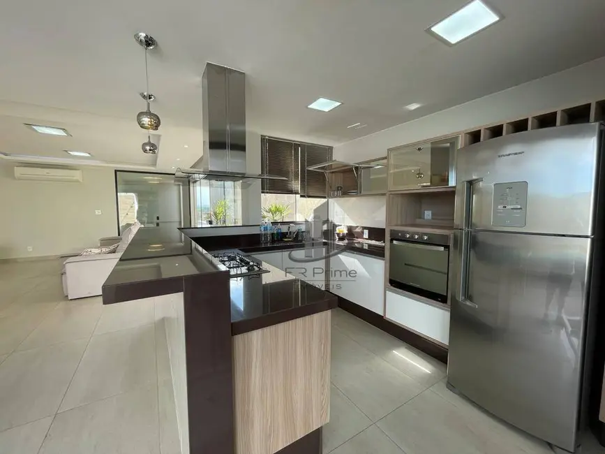 Casa de Condomínio com 3 quartos à venda, 360m2 em Jardim Belvedere, Volta Redonda - RJ - imagem 3 Foto 3 de Casa de Condomínio com 3 quartos à venda, 360m2 em Jardim Belvedere, Volta Redonda - RJ