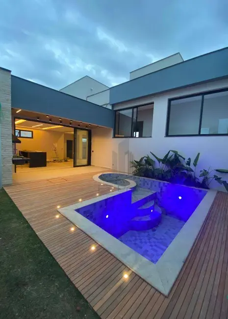 Casa com 4 quartos à venda, 300m2 em Volta Redonda - RJ - imagem 9 Foto 9 de Casa com 4 quartos à venda, 300m2 em Volta Redonda - RJ