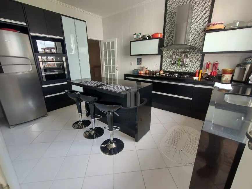 Foto 1 de Casa com 3 quartos à venda, 334m2 em Jardim Amália, Volta Redonda - RJ