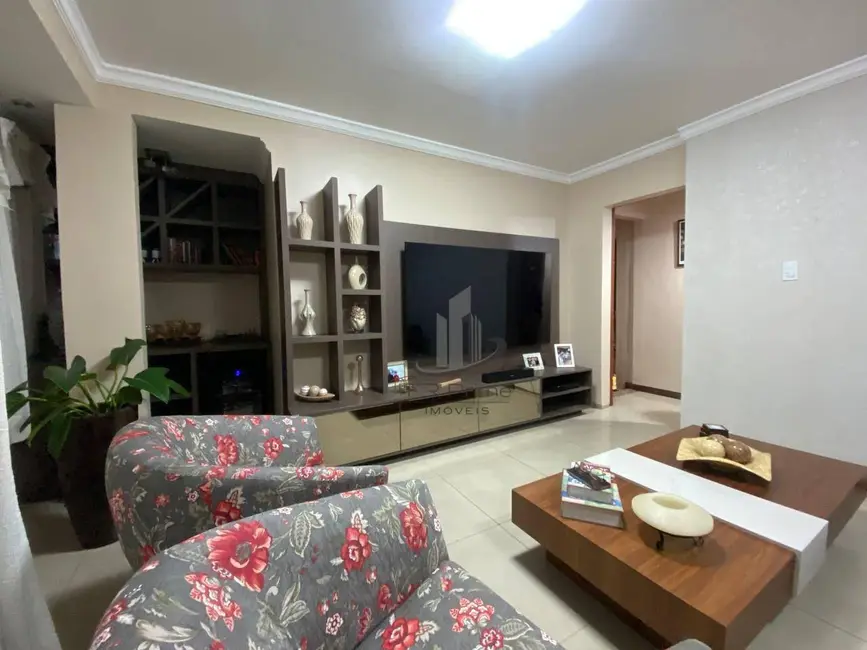 Casa com 3 quartos à venda, 449m2 em Jardim Belvedere, Volta Redonda - RJ - imagem 3 Foto 3 de Casa com 3 quartos à venda, 449m2 em Jardim Belvedere, Volta Redonda - RJ