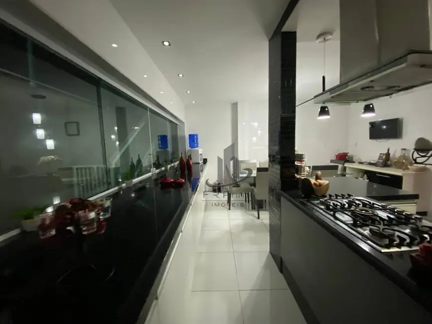 Casa com 3 quartos à venda, 449m2 em Jardim Belvedere, Volta Redonda - RJ - imagem 9 Foto 9 de Casa com 3 quartos à venda, 449m2 em Jardim Belvedere, Volta Redonda - RJ
