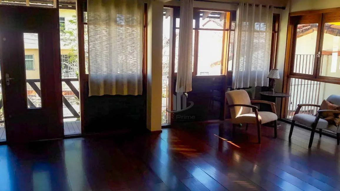 Casa com 3 quartos à venda, 420m2 em Jardim Normandia, Volta Redonda - RJ - imagem 4 Foto 4 de Casa com 3 quartos à venda, 420m2 em Jardim Normandia, Volta Redonda - RJ