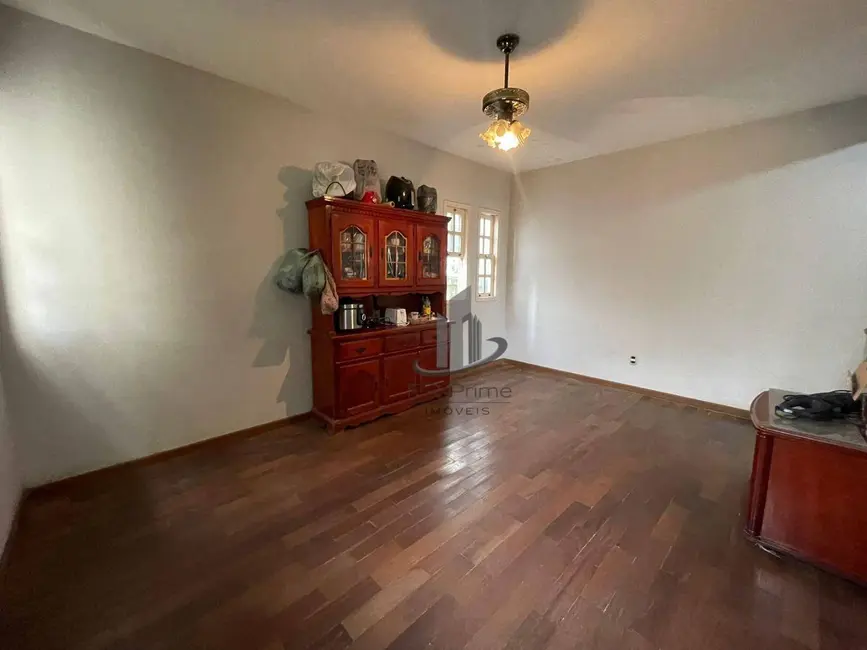 Casa com 4 quartos à venda, 500m2 em Jardim Amália, Volta Redonda - RJ - imagem 8 Foto 8 de Casa com 4 quartos à venda, 500m2 em Jardim Amália, Volta Redonda - RJ