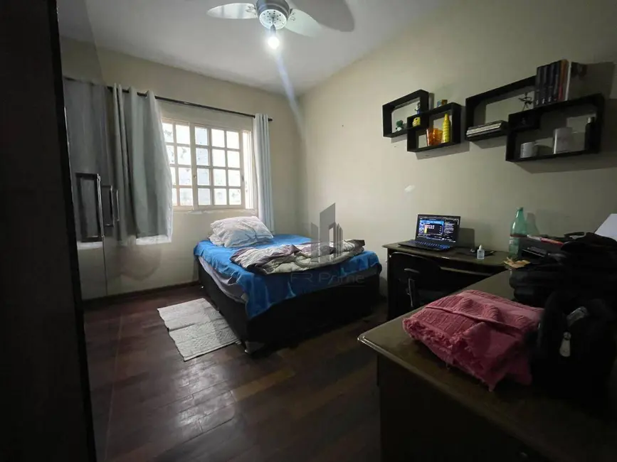 Casa com 4 quartos à venda, 500m2 em Jardim Amália, Volta Redonda - RJ - imagem 3 Foto 3 de Casa com 4 quartos à venda, 500m2 em Jardim Amália, Volta Redonda - RJ