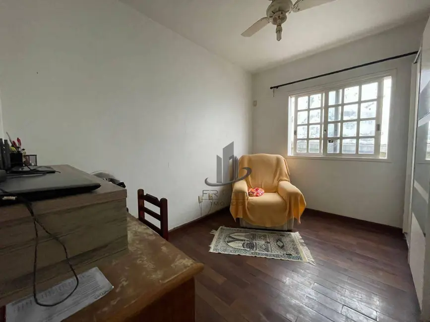 Casa com 4 quartos à venda, 500m2 em Jardim Amália, Volta Redonda - RJ - imagem 4 Foto 4 de Casa com 4 quartos à venda, 500m2 em Jardim Amália, Volta Redonda - RJ