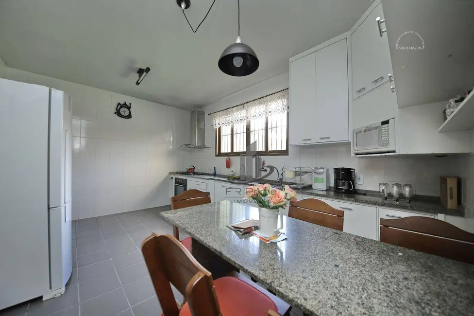 Casa com 3 quartos à venda, 261m2 em Jardim Amália, Volta Redonda - RJ - imagem 8 Foto 8 de Casa com 3 quartos à venda, 261m2 em Jardim Amália, Volta Redonda - RJ