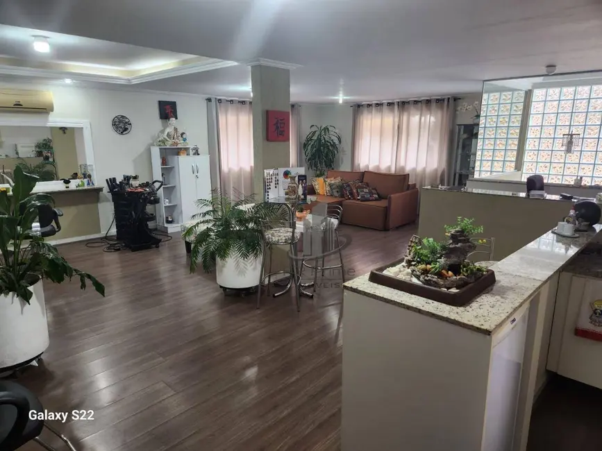 Casa com 4 quartos à venda, 360m2 em São João Batista, Volta Redonda - RJ - imagem 3 Foto 3 de Casa com 4 quartos à venda, 360m2 em São João Batista, Volta Redonda - RJ