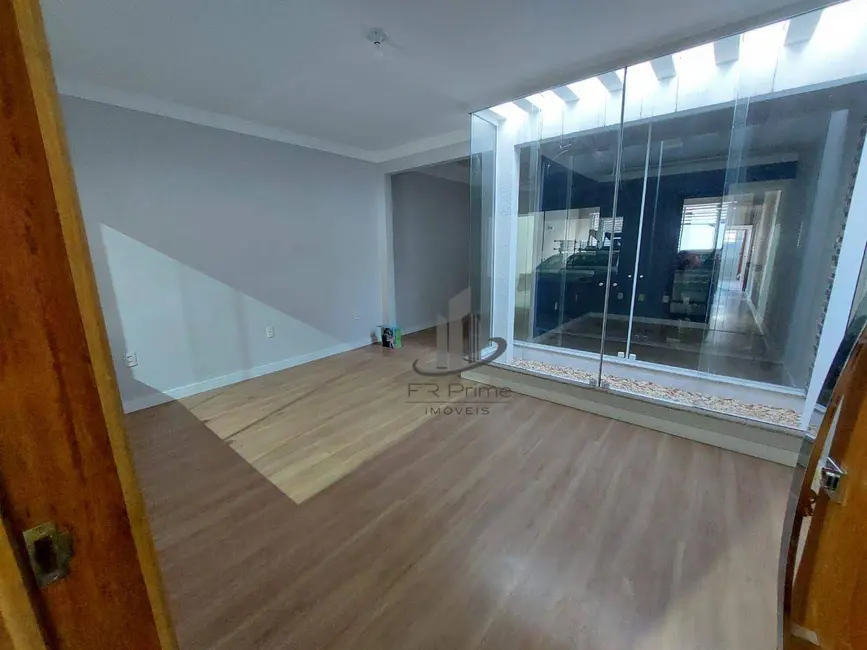 Foto 2 de Casa com 2 quartos à venda, 180m2 em Centro, Barra Do Pirai - RJ