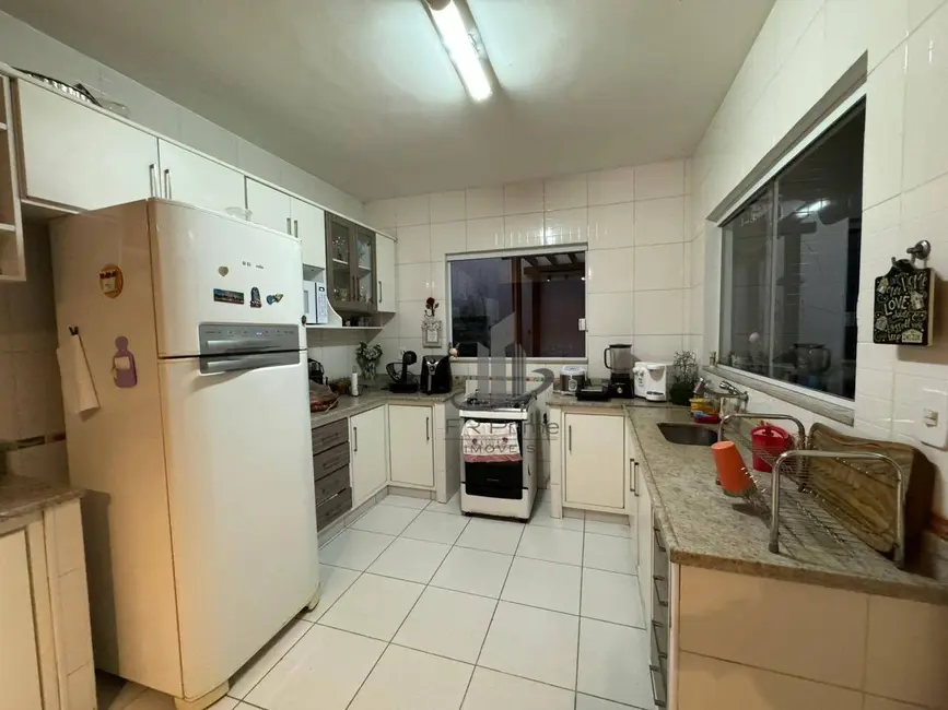 Casa com 3 quartos à venda, 250m2 em Sessenta, Volta Redonda - RJ - imagem 8 Foto 8 de Casa com 3 quartos à venda, 250m2 em Sessenta, Volta Redonda - RJ