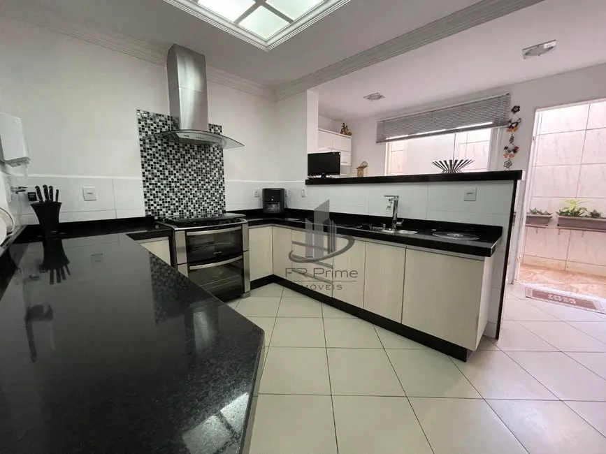 Casa com 4 quartos à venda, 354m2 em Aterrado, Volta Redonda - RJ - imagem 8 Foto 8 de Casa com 4 quartos à venda, 354m2 em Aterrado, Volta Redonda - RJ