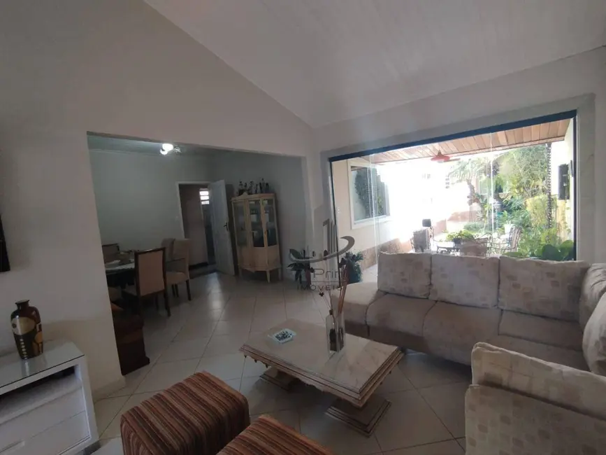Casa com 4 quartos à venda, 308m2 em Sessenta, Volta Redonda - RJ - imagem 2 Foto 2 de Casa com 4 quartos à venda, 308m2 em Sessenta, Volta Redonda - RJ