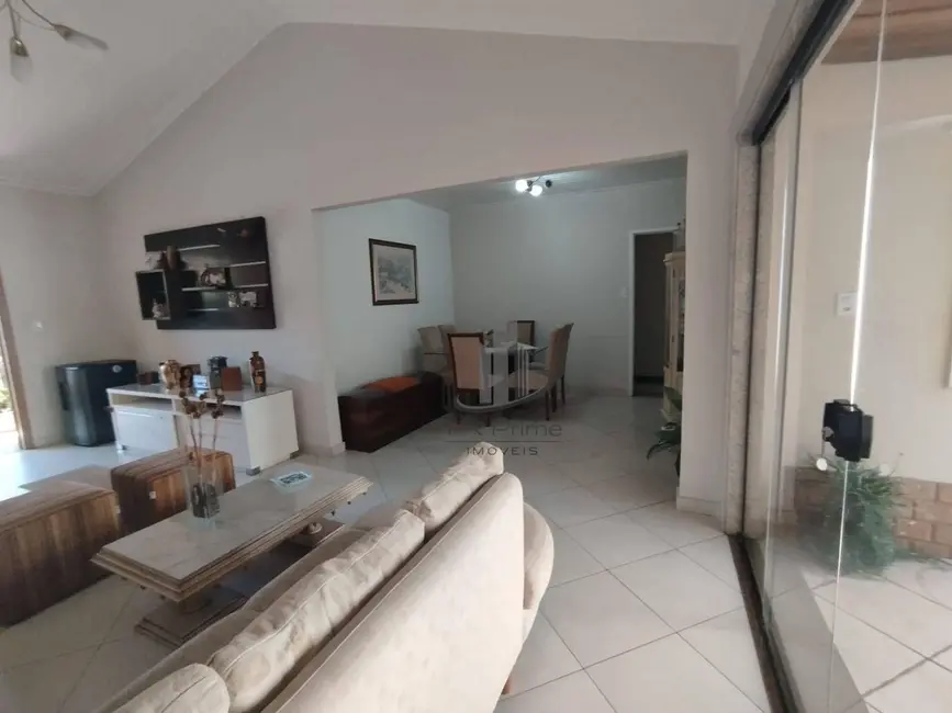 Casa com 4 quartos à venda, 308m2 em Sessenta, Volta Redonda - RJ - imagem 3 Foto 3 de Casa com 4 quartos à venda, 308m2 em Sessenta, Volta Redonda - RJ