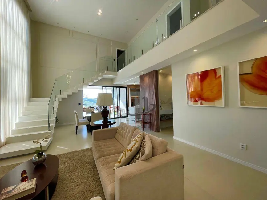 Foto 3 de Casa de Condomínio com 4 quartos à venda, 420m2 em Volta Redonda - RJ