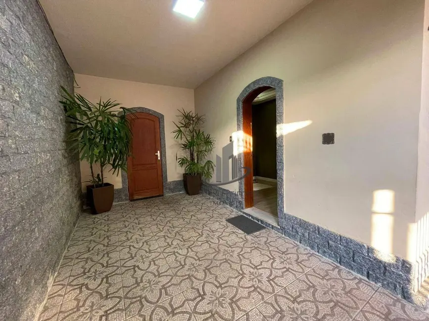 Casa com 4 quartos à venda, 185m2 em Sessenta, Volta Redonda - RJ - imagem 2 Foto 2 de Casa com 4 quartos à venda, 185m2 em Sessenta, Volta Redonda - RJ