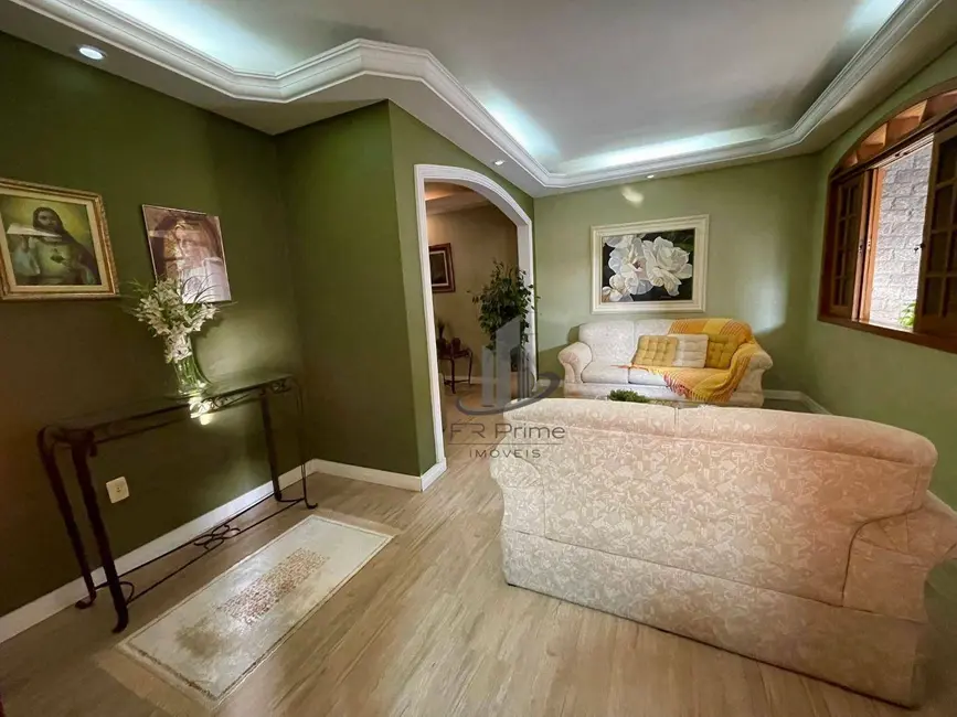 Casa com 4 quartos à venda, 185m2 em Sessenta, Volta Redonda - RJ - imagem 4 Foto 4 de Casa com 4 quartos à venda, 185m2 em Sessenta, Volta Redonda - RJ