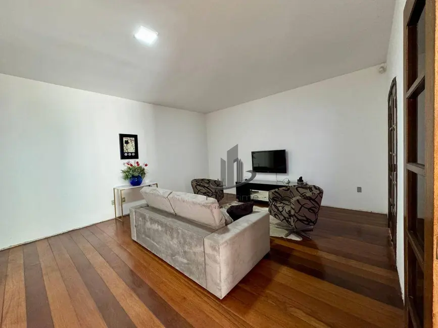 Foto 2 de Casa de Condomínio com 5 quartos para alugar, 241m2 em Laranjal, Volta Redonda - RJ