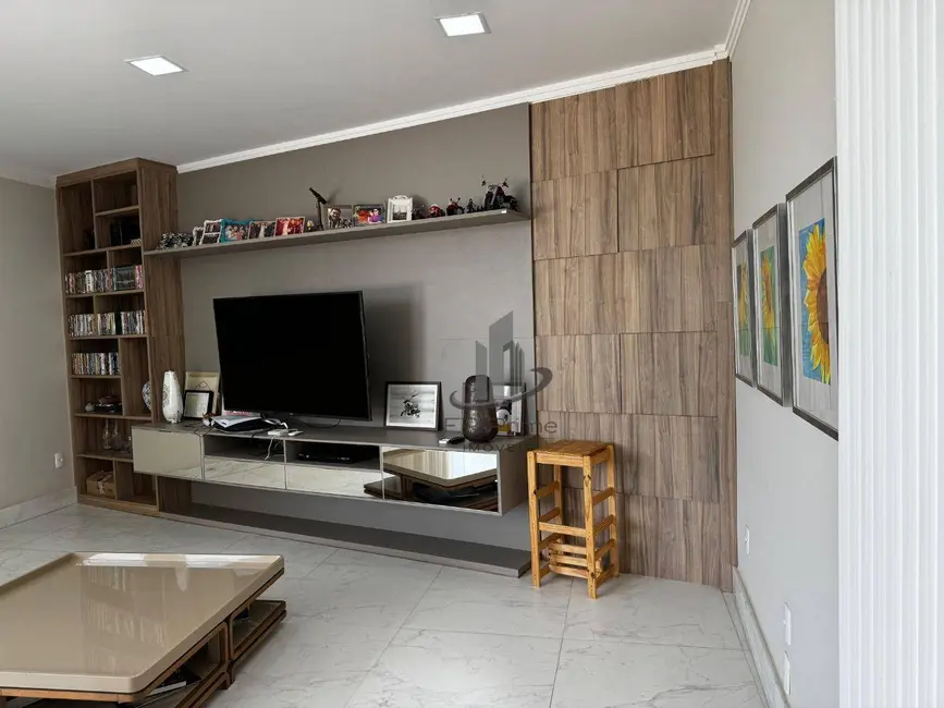 Casa com 4 quartos à venda e para alugar, 739m2 em Volta Redonda - RJ - imagem 3 Foto 3 de Casa com 4 quartos à venda e para alugar, 739m2 em Volta Redonda - RJ