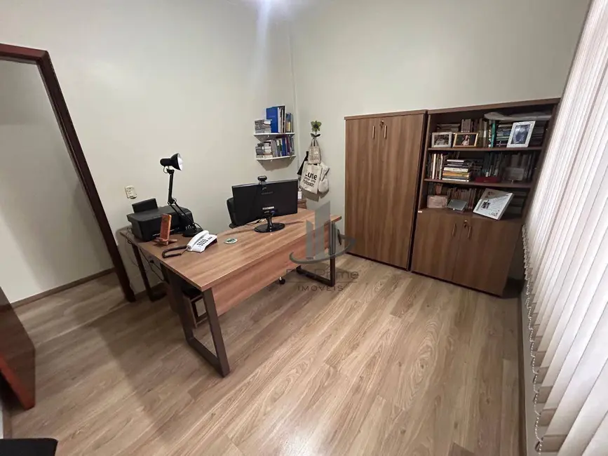 Apartamento com 4 quartos à venda, 145m2 em Centro, Barra Mansa - RJ - imagem 9 Foto 9 de Apartamento com 4 quartos à venda, 145m2 em Centro, Barra Mansa - RJ