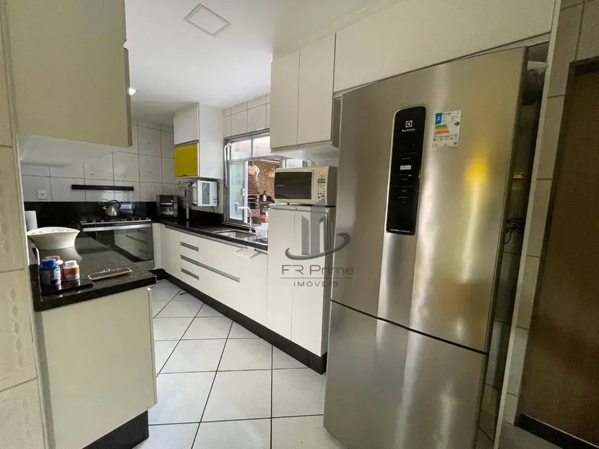 Casa de Condomínio com 3 quartos à venda, 180m2 em Barreira Cravo, Volta Redonda - RJ - imagem 5 Foto 5 de Casa de Condomínio com 3 quartos à venda, 180m2 em Barreira Cravo, Volta Redonda - RJ