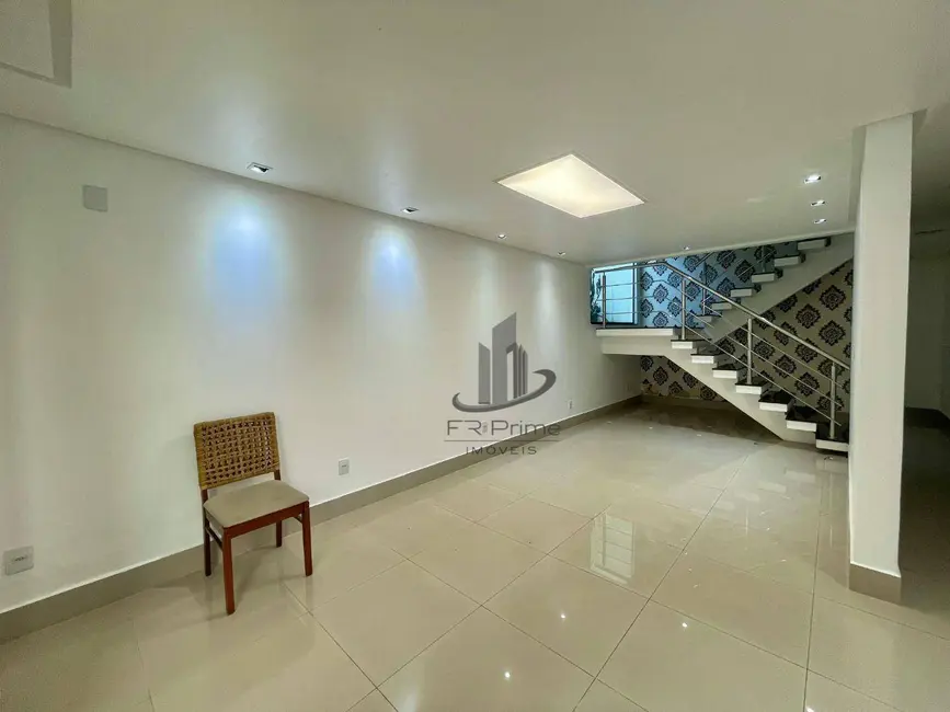 Casa com 4 quartos à venda, 300m2 em Jardim Amália, Volta Redonda - RJ - imagem 3 Foto 3 de Casa com 4 quartos à venda, 300m2 em Jardim Amália, Volta Redonda - RJ