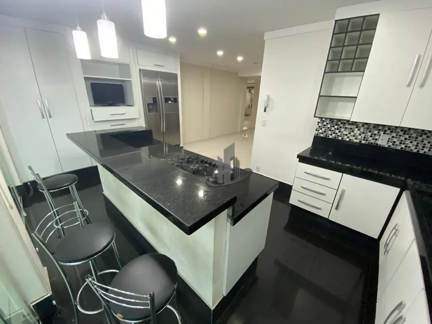 Casa de Condomínio com 3 quartos à venda, 569m2 em Jardim Normandia, Volta Redonda - RJ - imagem 7 Foto 7 de Casa de Condomínio com 3 quartos à venda, 569m2 em Jardim Normandia, Volta Redonda - RJ