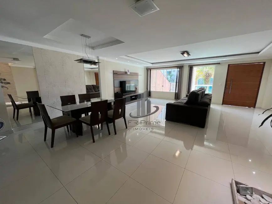 Casa de Condomínio com 3 quartos à venda, 569m2 em Jardim Normandia, Volta Redonda - RJ - imagem 3 Foto 3 de Casa de Condomínio com 3 quartos à venda, 569m2 em Jardim Normandia, Volta Redonda - RJ