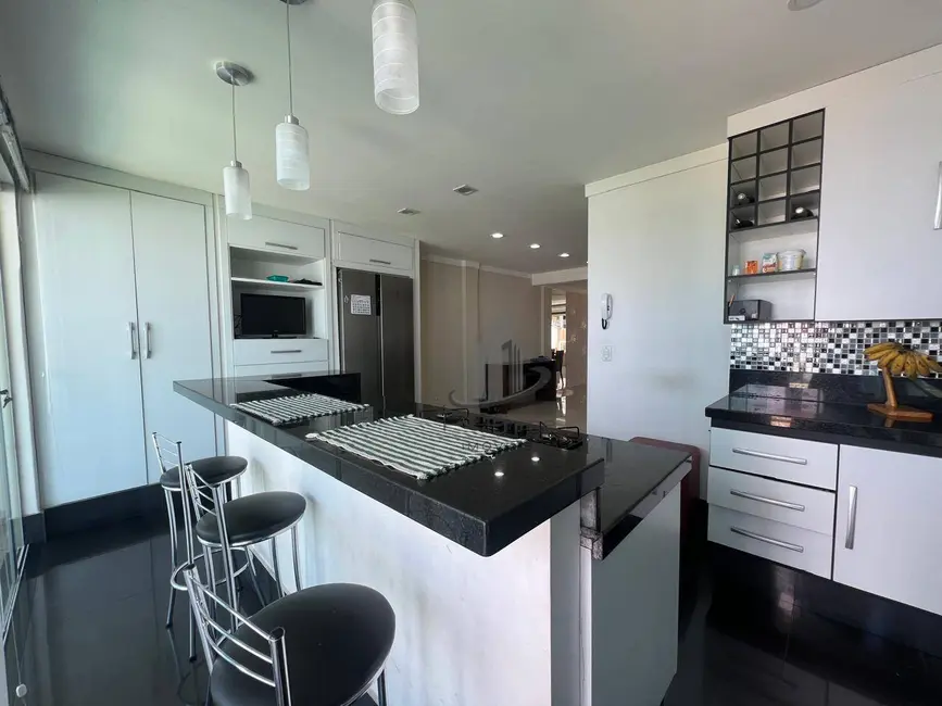 Casa de Condomínio com 3 quartos à venda, 569m2 em Jardim Normandia, Volta Redonda - RJ - imagem 8 Foto 8 de Casa de Condomínio com 3 quartos à venda, 569m2 em Jardim Normandia, Volta Redonda - RJ