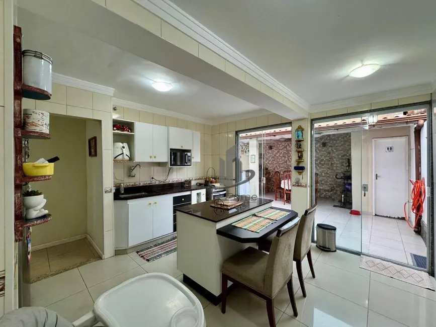 Casa com 2 quartos à venda, 152m2 em Vila Santa Cecília, Volta Redonda - RJ - imagem 5 Foto 5 de Casa com 2 quartos à venda, 152m2 em Vila Santa Cecília, Volta Redonda - RJ