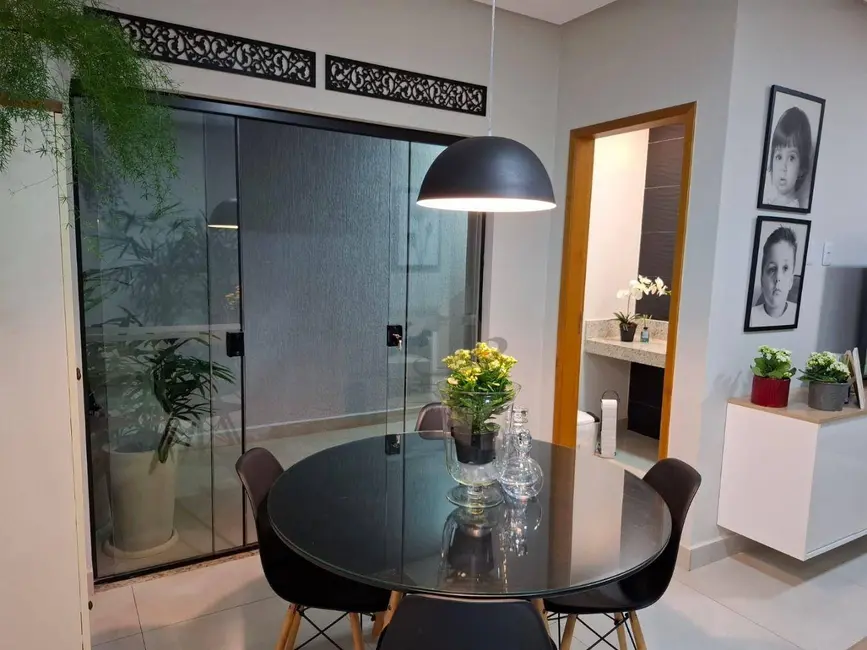 Casa com 3 quartos à venda, 150m2 em Jardim Normandia, Volta Redonda - RJ - imagem 3 Foto 3 de Casa com 3 quartos à venda, 150m2 em Jardim Normandia, Volta Redonda - RJ
