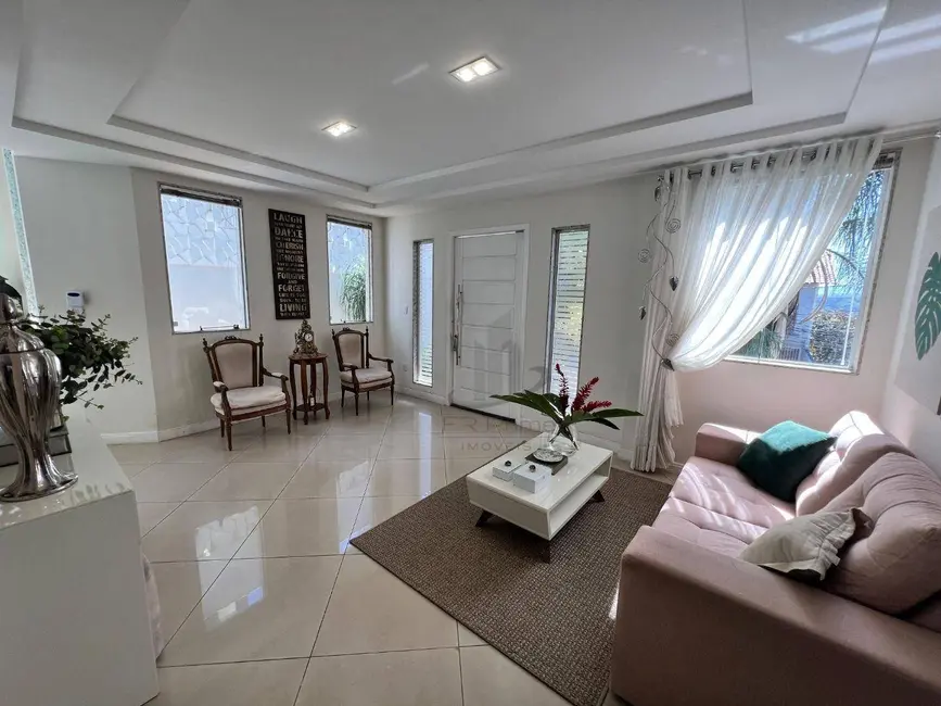 Foto 2 de Casa de Condomínio com 5 quartos à venda, 352m2 em Jardim Amália, Volta Redonda - RJ