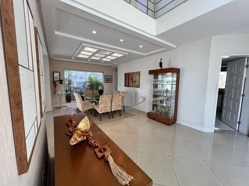 Casa de Condomínio com 5 quartos à venda, 352m2 em Jardim Amália, Volta Redonda - RJ - imagem 3 Foto 3 de Casa de Condomínio com 5 quartos à venda, 352m2 em Jardim Amália, Volta Redonda - RJ