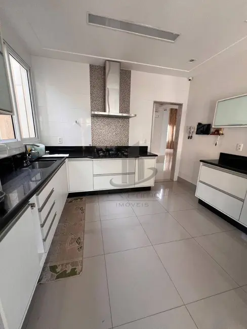 Casa com 3 quartos à venda, 337m2 em Jardim Normandia, Volta Redonda - RJ - imagem 9 Foto 9 de Casa com 3 quartos à venda, 337m2 em Jardim Normandia, Volta Redonda - RJ