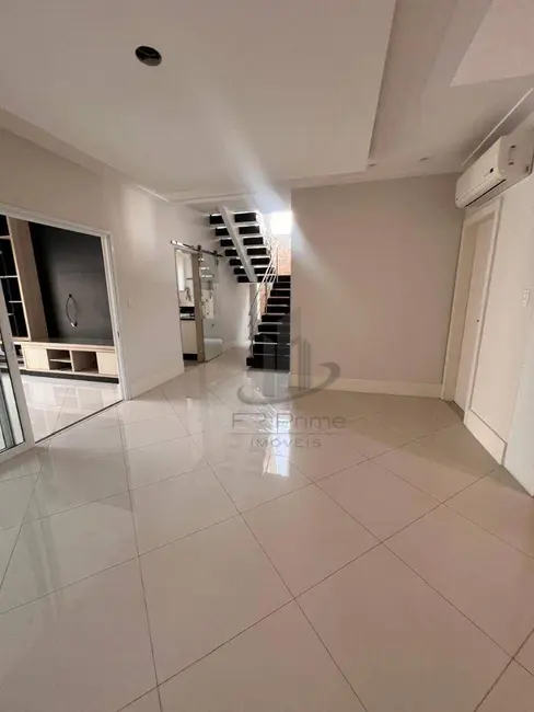 Casa com 3 quartos à venda, 337m2 em Jardim Normandia, Volta Redonda - RJ - imagem 3 Foto 3 de Casa com 3 quartos à venda, 337m2 em Jardim Normandia, Volta Redonda - RJ