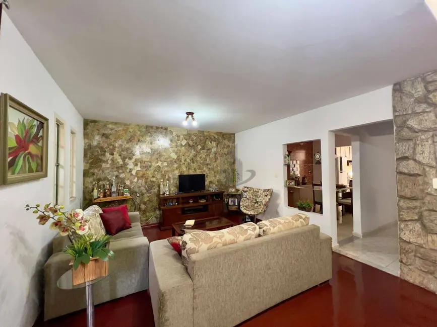 Casa com 3 quartos à venda, 240m2 em Goiabal, Barra Mansa - RJ - imagem 4 Foto 4 de Casa com 3 quartos à venda, 240m2 em Goiabal, Barra Mansa - RJ