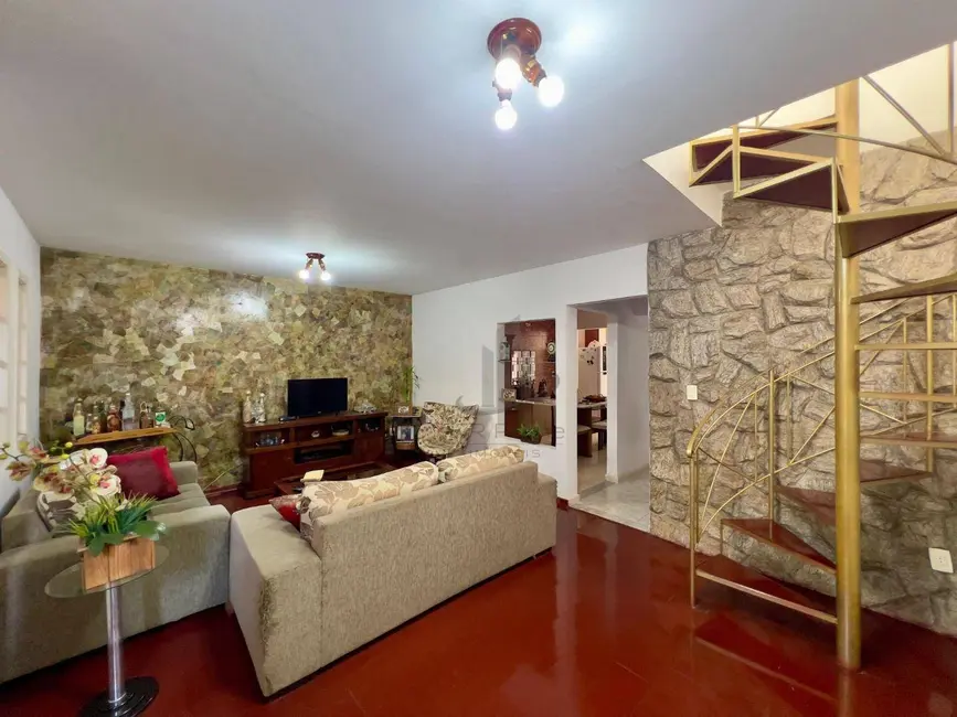 Casa com 3 quartos à venda, 240m2 em Goiabal, Barra Mansa - RJ - imagem 1 Foto 1 de Casa com 3 quartos à venda, 240m2 em Goiabal, Barra Mansa - RJ