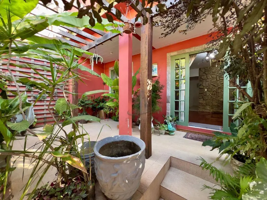 Casa com 3 quartos à venda, 240m2 em Goiabal, Barra Mansa - RJ - imagem 2 Foto 2 de Casa com 3 quartos à venda, 240m2 em Goiabal, Barra Mansa - RJ