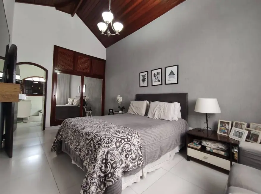 Foto 3 de Casa com 4 quartos à venda, 210m2 em Centro, Ubatuba - SP