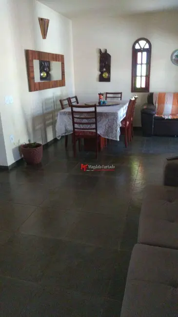 Foto 2 de Casa com 3 quartos à venda, 360m2 em Cabo Frio - RJ