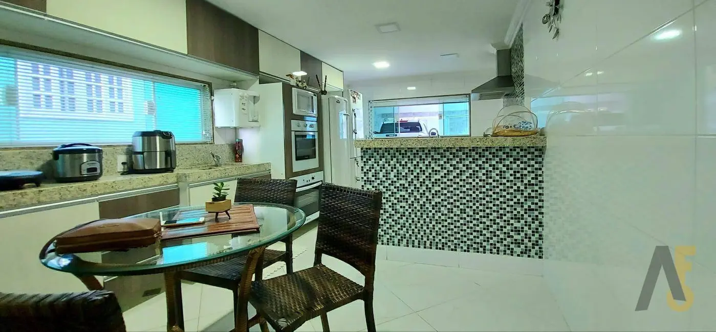 Casa de Condomínio com 7 quartos à venda, 400m2 em Anil, Rio De Janeiro - RJ - imagem 9 Foto 9 de Casa de Condomínio com 7 quartos à venda, 400m2 em Anil, Rio De Janeiro - RJ