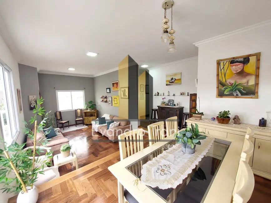 Casa com 4 quartos à venda, 300m2 em Sao Jose Dos Campos - SP - imagem 1 Foto 1 de Casa com 4 quartos à venda, 300m2 em Sao Jose Dos Campos - SP