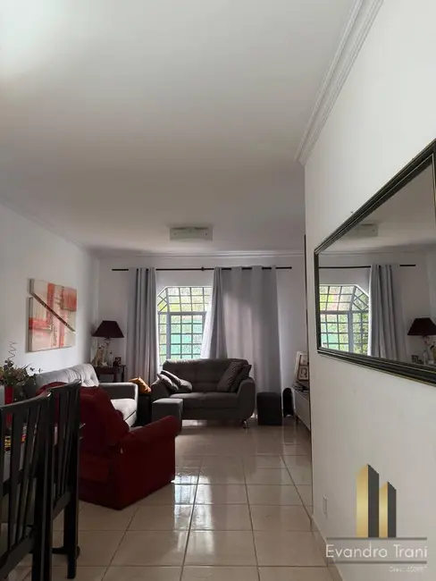Casa com 3 quartos à venda, 250m2 em Sao Jose Dos Campos - SP - imagem 1 Foto 1 de Casa com 3 quartos à venda, 250m2 em Sao Jose Dos Campos - SP