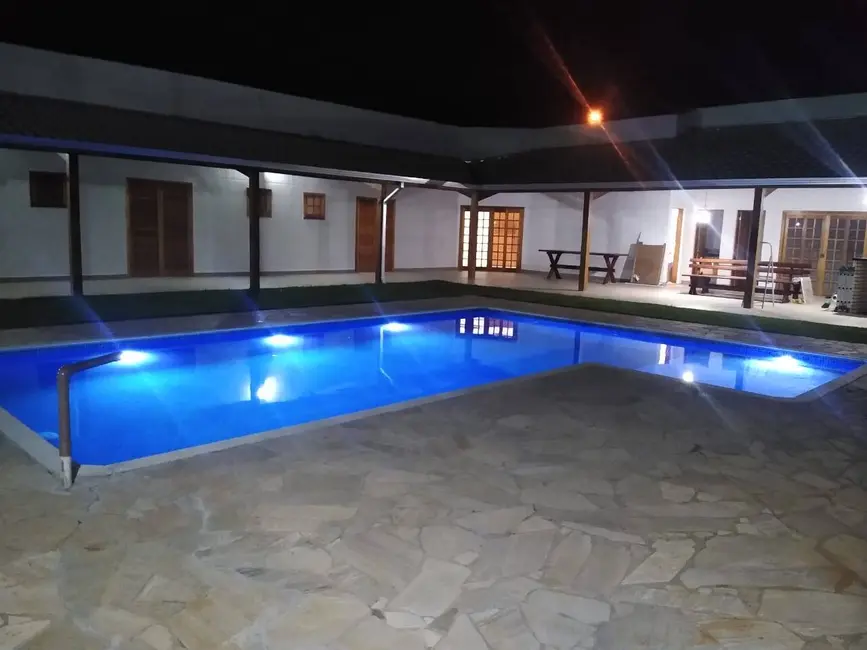 Chácara com 4 quartos à venda, 1000m2 em Sarapui - SP - imagem 3 Foto 3 de Chácara com 4 quartos à venda, 1000m2 em Sarapui - SP