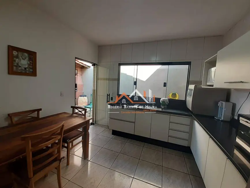 Casa com 3 quartos à venda, 250m2 em Vila Nastri, Itapetininga - SP - imagem 3 Foto 3 de Casa com 3 quartos à venda, 250m2 em Vila Nastri, Itapetininga - SP