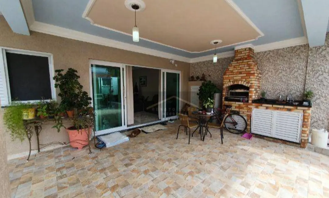 Casa com 3 quartos à venda, 250m2 em Peruibe - SP - imagem 3 Foto 3 de Casa com 3 quartos à venda, 250m2 em Peruibe - SP